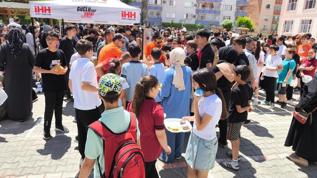 Siirt'te ihtiyaç sahibi öğrenciler yararına kermes düzenlendi