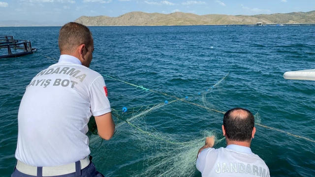 Keban'da baraj gölünde denetim