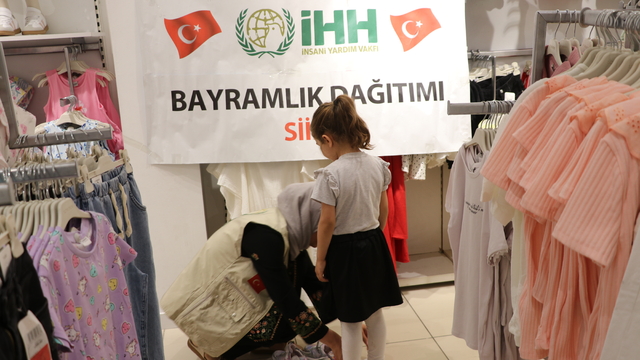 Siirt'te 300 yetim çocuğa bayramlık giysi hediye edildi