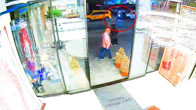 Siirt'te motosikletin yayaya çarptığı kaza kamerada