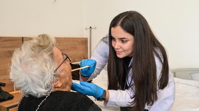 Antalya Evde Sağlık Hizmetleri ekibi huzurevi ziyareti gerçekleştirdi