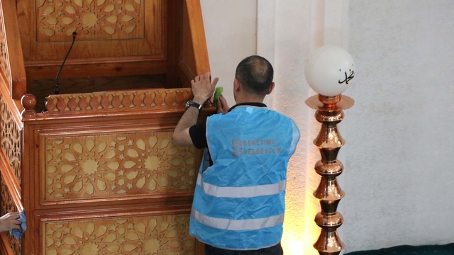 Elazığ'da yükümlüler cami ve mezarlıkları Kurban Bayramı'na hazırlıyor