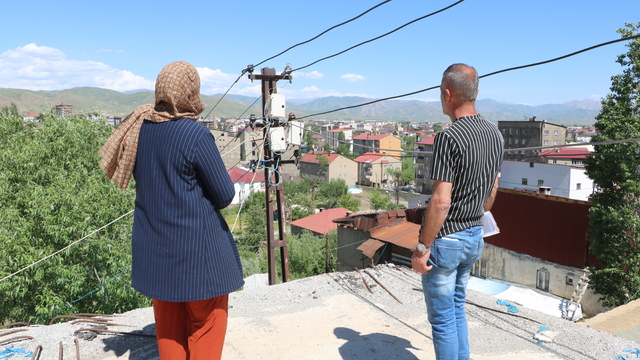 Elektrik hattı nedeniyle 7 yıldır evlerini tamamlayamadılar
