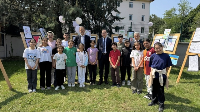 Bereket Yatılı Bölge Ortaokulu'nda tasarım ve resim sergisi açıldı