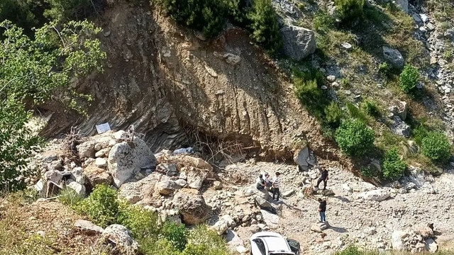 Feke'de uçuruma yuvarlanan otomobildeki 2 kişi yaralandı