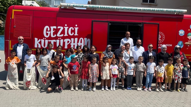 İnegöl'de Roman öğrenciler Gezici Kütüphane'yle buluştu