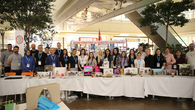 Denizli'de meslek lisesi öğrencileri projelerini sergiledi