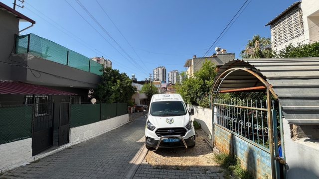 Kendisini ve 4 yaşındaki oğlunu jiletle yaraladı