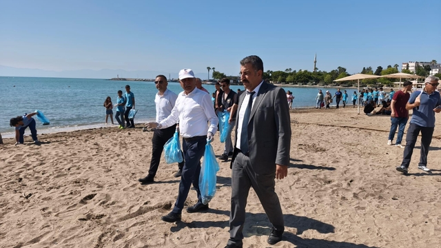 Yumurtalık'ta sahilde temizlik yapıldı