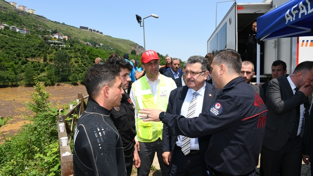 Trabzon'da selin izleri siliniyor, kayıp kişi aranıyor (4)