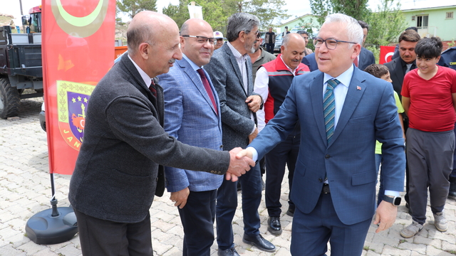 Sivas'ta "Reflektör tak, bir ışık ol görünür ol" projesi kapsamında reflektör dağıtıldı