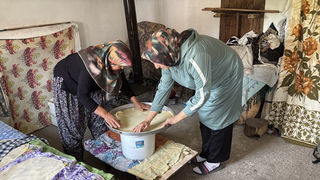 Karabük'te kadınlar bayram için su böreği hazırlıyor