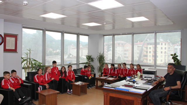 Karate sporcularından Yağlıdere Belediye Başkanı İbaş'a ziyaret