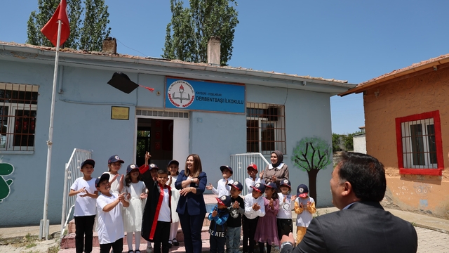 Vali, okulun tek mezununun kep atma törenine katıldı