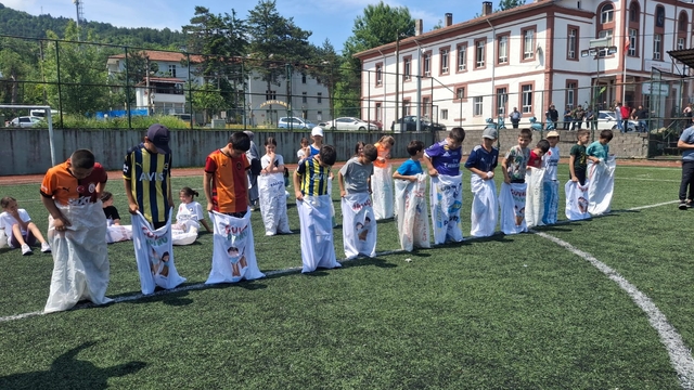 Cide Cumhuriyet İlkokulu'nda "4. Geleneksel Çocuk Şenliği" yapıldı