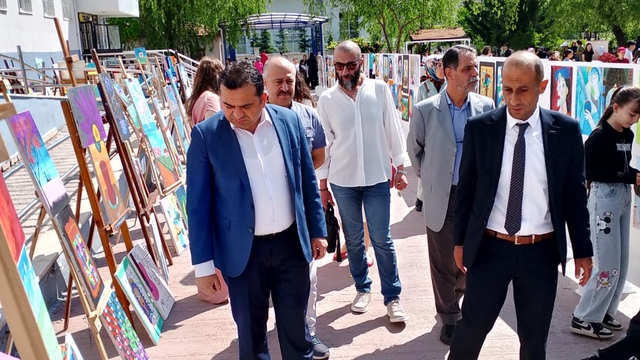 Afyonkarahisar'da yıl sonu resim sergisi müzik dinletisi ve okul kermesi etkinliği yapıldı