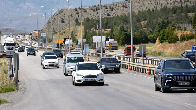 "Kilit kavşak" Kırıkkale'de bayram öncesi trafik yoğunluğu başladı