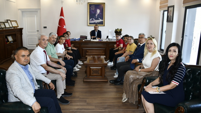 Kadirli'de bursluluk sınavında tam puan alan 6 öğrenci ödüllendirildi