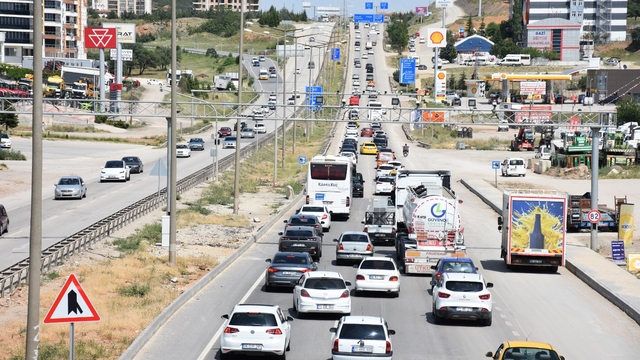 'Kilit kavşak' Kırıkkale'de, bayram yoğunluğu başladı