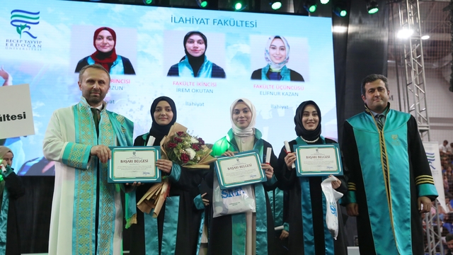 Recep Tayyip Erdoğan Üniversitesinde mezuniyet töreni düzenlendi