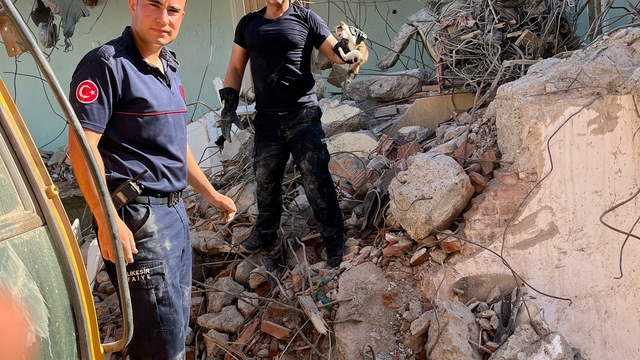 Balıkesir'de inşaat alanında sıkışan kedi itfaiye ekibince kurtarıldı