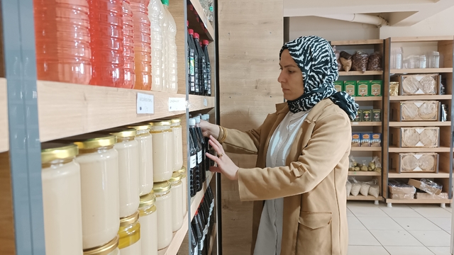 Tatvanlı kadın girişimci yöresel ürünler satarak geçimini sağlıyor