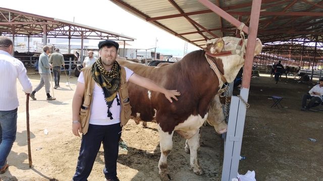 Kırşehir'de kurban pazarının en büyüğü 1 tonluk 'Paşa', 230 bin TL'den satıldı