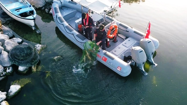 Uluabat Gölü'nde usulsüz avlanan 3 balıkçıya 52 bin TL ceza