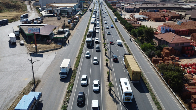 İzmir-Ankara kara yolunun Manisa geçişinde bayram yoğunluğu başladı