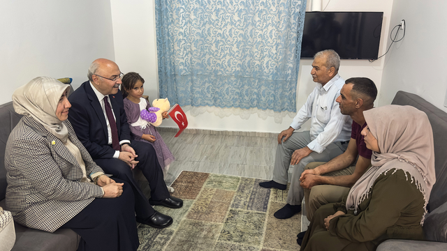 Görme engelli 4 çocuk babası vatandaşın evi Adana Valiliğince onarıldı