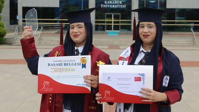 Faslı ikizler Karabük Üniversitesini dereceyle tamamladı