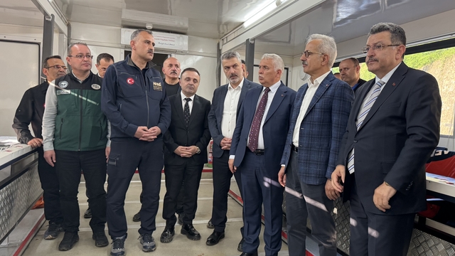 Bakan Uraloğlu, Trabzon'da selden etkilenen bölgelerde incelemelerini sürdürdü