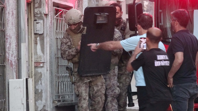 Koruma altına alınan çocuğu geri verilmeyince boğazına bıçak dayayıp, evini yaktı