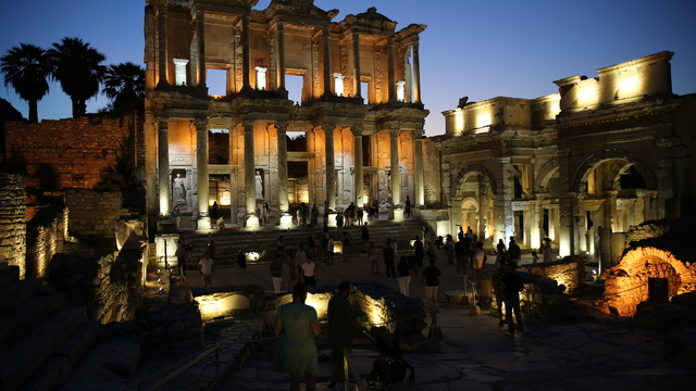 Efes Antik Kenti'nde gece müzeciliği başladı