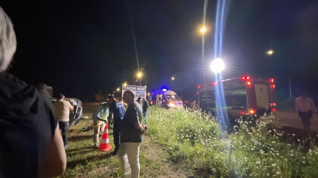 Minibüs tarlaya savrulup, devrildi: 1 ölü, 1 yarılı