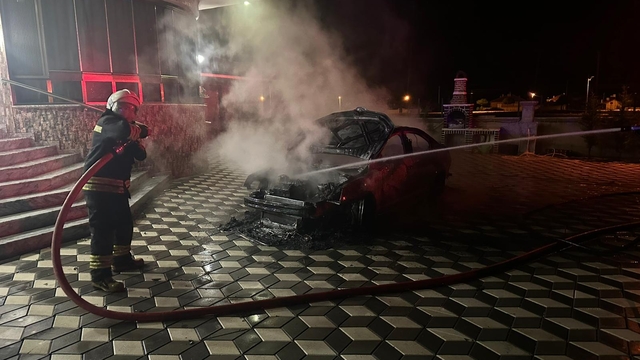 Konya'da park halindeki otomobilde çıkan yangın söndürüldü