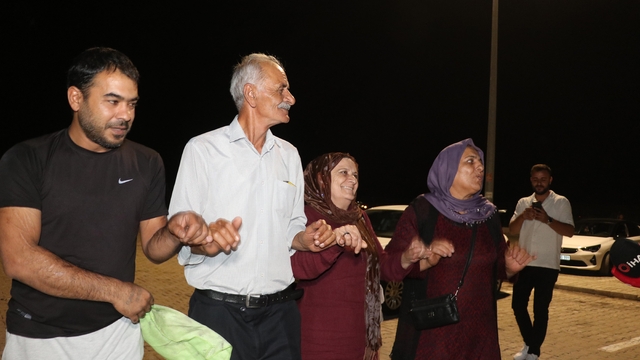 Yakınlarını karşılamak için gittikleri cezaevi önünde halay çektiler