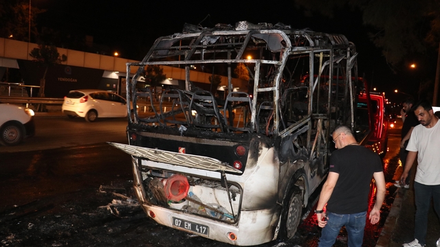 Minibüsü seyir halindeyken alev aldı; o anlar kamerada
