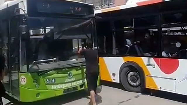 Hatalı sollama yaptı; yol vermeyen kadın belediye otobüsü şoförüne tehditler savurdu