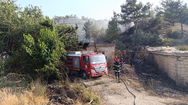 Mut'ta ormanlık alandan metruk eve sıçrayan yangın söndürüldü