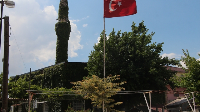 Sarmaşıklarla kaplı 'yeşil cami' bayrama hazır