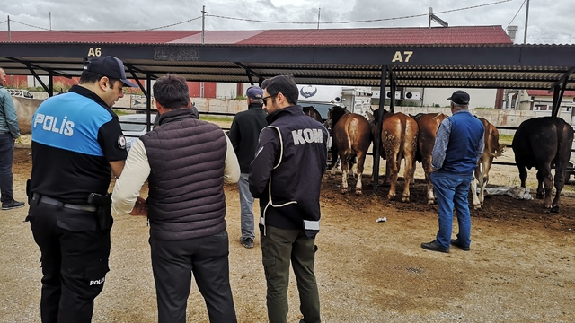 Bayburt'taki hayvan pazarında sahte para uyarısı yapıldı