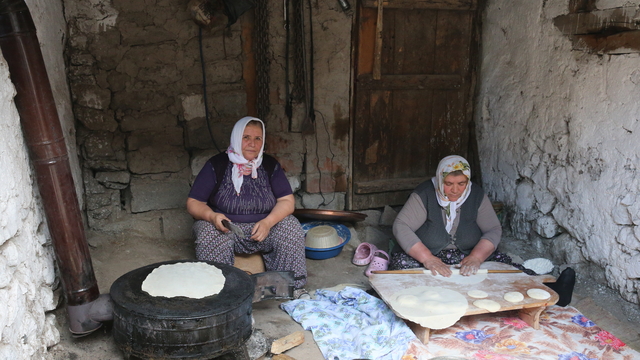Bayramlarda misafirlere "iliçli sini böreği" ikram ediliyor