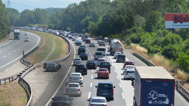 Sakarya'da, iki otoyolun kesiştiği noktada trafik yoğunluğu