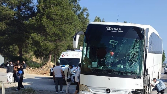 Burdur'da aydınlatma direğine çarpan yolcu otobüsündeki 6 kişi yaralandı