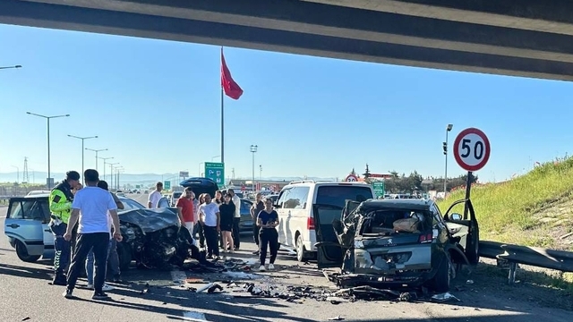 Bolu'da 4 otomobilin karıştığı kazada 1 kişi öldü, 6 kişi yaralandı
