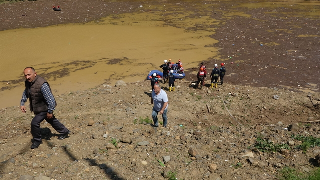 Trabzon'da selde kaybolan kişi, bahçesindeki suyu tahliye ediyormuş