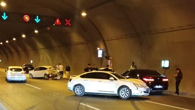 İzmir'de zincirleme trafik kazasında 3 kişi yaralandı