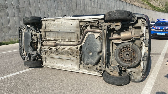 Tokat'ta devrilen otomobildeki 4 kişi yaralandı