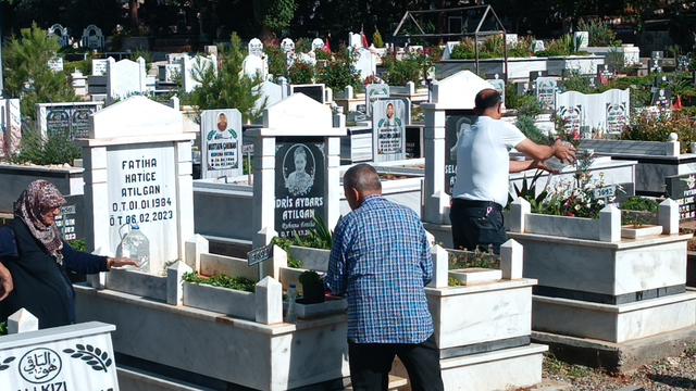 Depremzedelerden arife günü mezarlıklara ziyaret